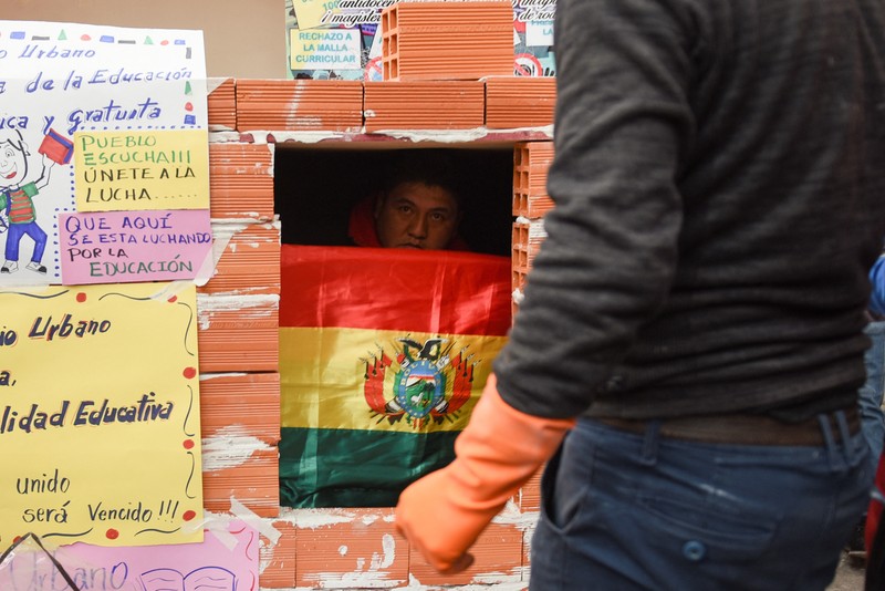Guru Wilfredo Callahuanca menyegel dirinya di balik tembok untuk melakukan mogok makan untuk memprotes kurikulum baru yang ditetapkan oleh Kementerian Pendidikan Bolivia, di La Paz, Bolivia 1 Mei 2023. (REUTERS/Claudia Morales)