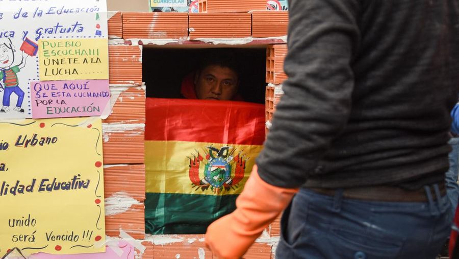 Guru Wilfredo Callahuanca menyegel dirinya di balik tembok untuk melakukan mogok makan untuk memprotes kurikulum baru yang ditetapkan oleh Kementerian Pendidikan Bolivia, di La Paz, Bolivia 1 Mei 2023. (REUTERS/Claudia Morales)