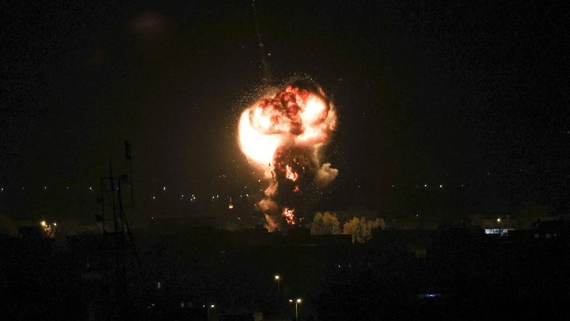 Jet-jet Israel menghantam sasaran di Jalur Gaza, Rabu (3/5/2023) waktu setempat. (Anadolu Agency via Getty Images)