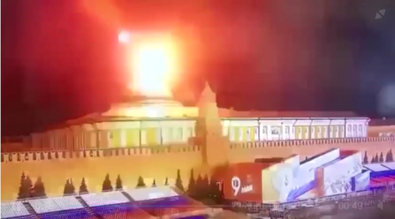Kediaman Presiden Rusia Vladimir Putin diserang drone. Ini terjadi di Kremlin malam hari antara Selasa dan Rabu (3/5/2023) waktu setempat. Kediaman Presiden Rusia Vladimir Putin diserang drone. Ini terjadi di Kremlin malam hari antara Selasa dan Rabu (3/5/2023) waktu setempat. (Tangkapan Layar Video Reuters/OSTOROZHNO NOVOSTI)