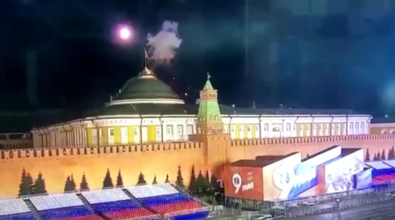 Kediaman Presiden Rusia Vladimir Putin diserang drone. Ini terjadi di Kremlin malam hari antara Selasa dan Rabu (3/5/2023) waktu setempat. Kediaman Presiden Rusia Vladimir Putin diserang drone. Ini terjadi di Kremlin malam hari antara Selasa dan Rabu (3/5/2023) waktu setempat. (Tangkapan Layar Video Reuters/OSTOROZHNO NOVOSTI)