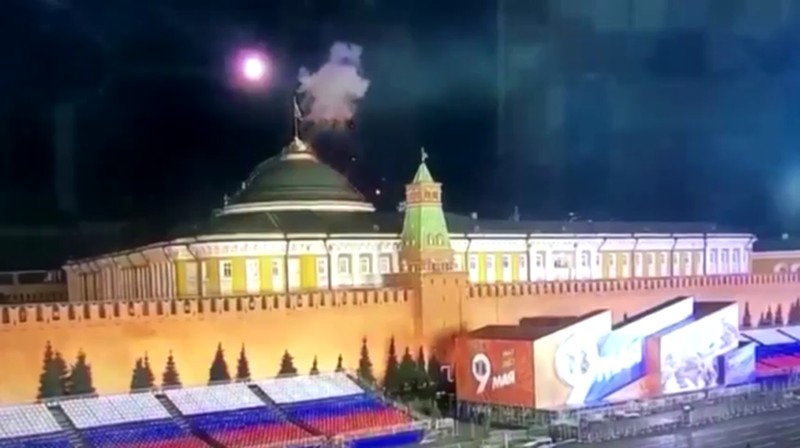 Kediaman Presiden Rusia Vladimir Putin diserang drone. Ini terjadi di Kremlin malam hari antara Selasa dan Rabu (3/5/2023) waktu setempat. (Tangkapan Layar Video Reuters/OSTOROZHNO NOVOSTI)