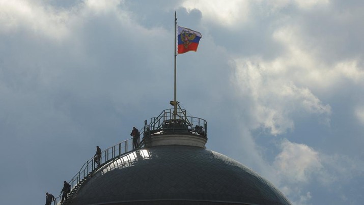 Orang-orang berkumpul di kubah gedung Senat Kremlin di Moskow tengah, Rusia, 3 Mei 2023. (REUTERS/Evgenia Novozhenina)