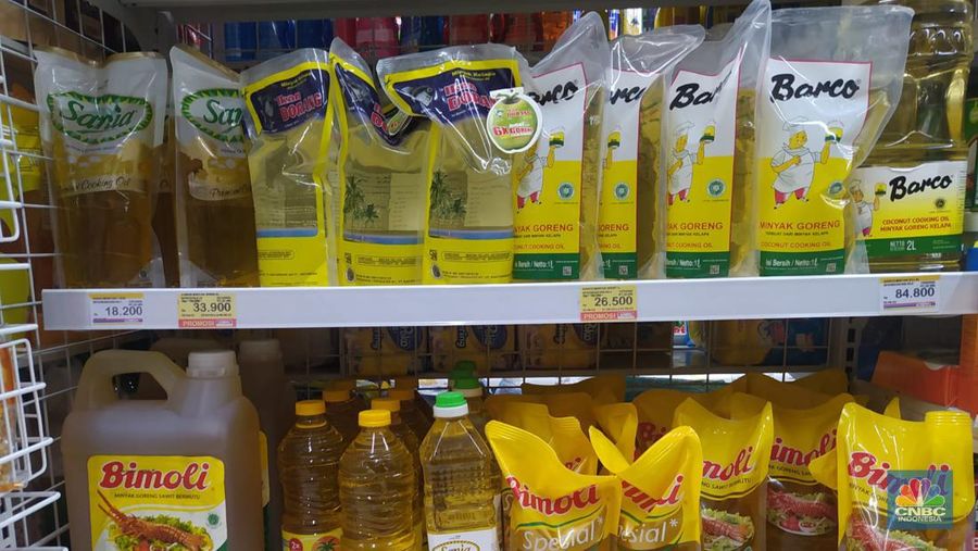 Pantauan harga minyak di Indomaret kawasan Jakarta Pusat, Rabu (3/5/2023). (CNBC Indonesia/Martya Rizky)