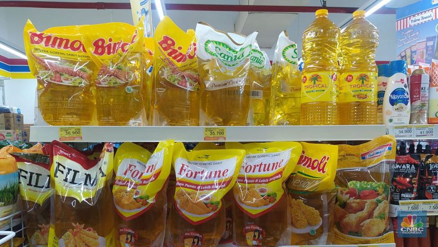 Pantauan harga minyak di Indomaret kawasan Jakarta Pusat, Rabu (3/5/2023). (CNBC Indonesia/Martya Rizky)