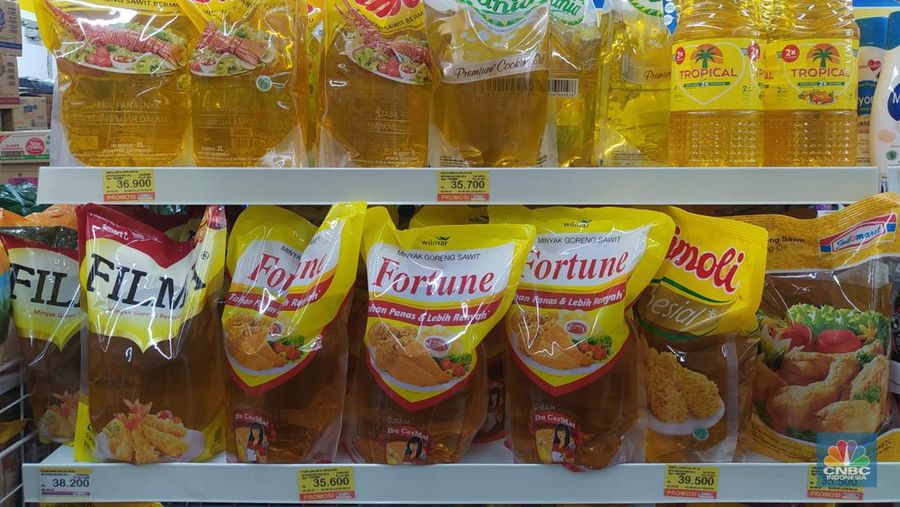 Pantauan harga minyak di Indomaret kawasan Jakarta, Rabu (3/5/2023). (վ/Damiana Cut E)