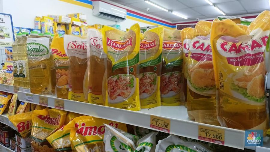 Pantauan harga minyak di Indomaret kawasan Jakarta, Rabu (3/5/2023). (CNBC Indonesia/Ferry Sandi)