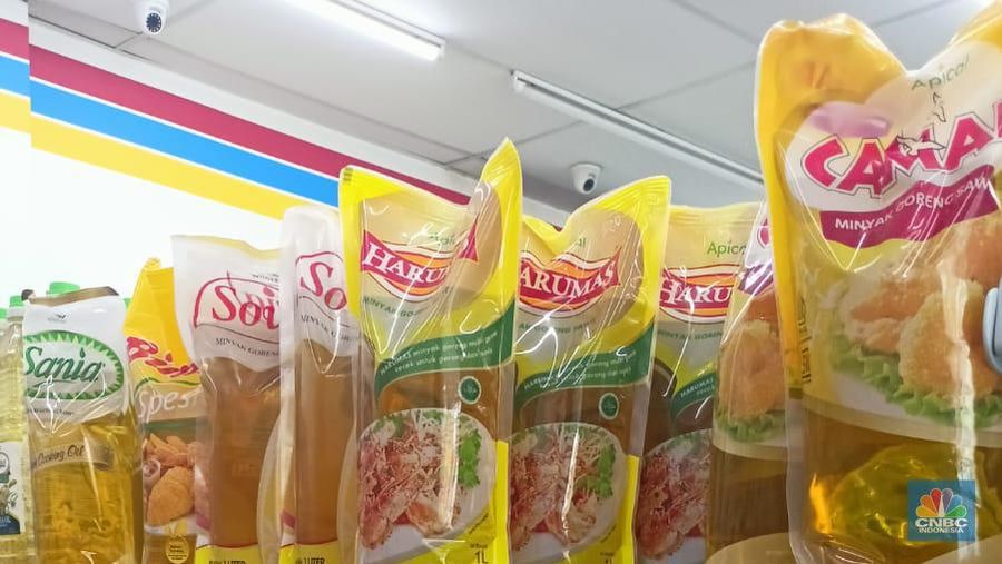 Pantauan harga minyak di Indomaret kawasan Jakarta, Rabu (3/5/2023). (վ/Ferry Sandi)