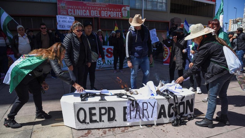 Guru Wilfredo Callahuanca menyegel dirinya di balik tembok untuk melakukan mogok makan untuk memprotes kurikulum baru yang ditetapkan oleh Kementerian Pendidikan Bolivia, di La Paz, Bolivia 1 Mei 2023. (REUTERS/Claudia Morales)