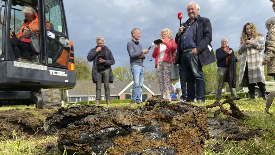 Pekerja melakukan penggalian menggunakan alat berat pada lokasi penemuan harta rampasan Nazi yang terkubur di Desa Ommeren, Belanda, Senin (1/5/2023). AP Photo/Aleksandar Furtula