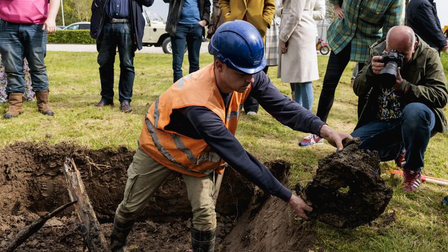 Pekerja melakukan penggalian menggunakan alat berat pada lokasi penemuan harta rampasan Nazi yang terkubur di Desa Ommeren, Belanda, Senin (1/5/2023). AP Photo/Aleksandar Furtula