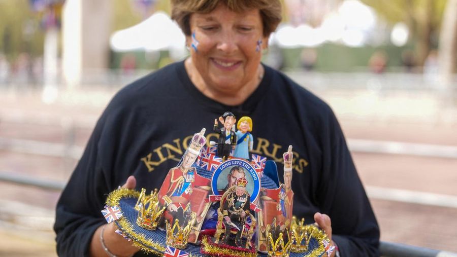 Penggemar kerajaan Inggris, Mary-Jane Willows dari Inggris dan Donna Werner dari AS berjalan ke The Mall untuk mendirikan kemah jelang Penobatan Raja Charles, di London, Inggris, Selasa (2/5/2023). REUTERS/Maja Smiejkowska