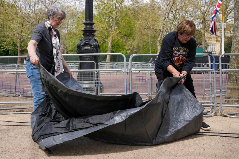 Penggemar kerajaan Inggris, Mary-Jane Willows dari Inggris dan Donna Werner dari AS berjalan ke The Mall untuk mendirikan kemah jelang Penobatan Raja Charles, di London, Inggris, Selasa (2/5/2023). Penggemar kerajaan Inggris, Mary-Jane Willows dari Inggris dan Donna Werner dari AS berjalan ke The Mall untuk mendirikan kemah jelang Penobatan Raja Charles, di London, Inggris, Selasa (2/5/2023). REUTERS/Maja Smiejkowska
