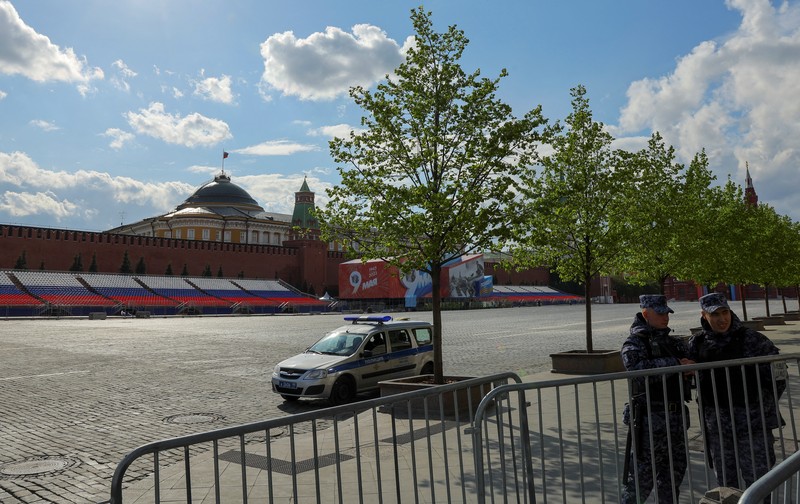 Kediaman Presiden Rusia Vladimir Putin diserang drone. Ini terjadi di Kremlin malam hari antara Selasa dan Rabu (3/5/2023) waktu setempat. Kediaman Presiden Rusia Vladimir Putin diserang drone. Ini terjadi di Kremlin malam hari antara Selasa dan Rabu (3/5/2023) waktu setempat. (Tangkapan Layar Video Reuters/OSTOROZHNO NOVOSTI)