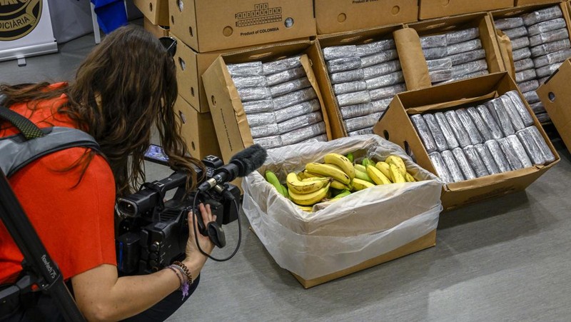 Polisi Portugal menyita 4,2 ton kokain yang disembunyikan di antara tumpukan pisang di sebuah kapal kargo. (AFP via Getty Images/PATRICIA DE MELO MOREIRA)