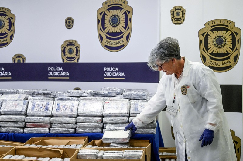 Polisi Portugal menyita 4,2 ton kokain yang disembunyikan di antara tumpukan pisang di sebuah kapal kargo. (AFP via Getty Images/PATRICIA DE MELO MOREIRA) Polisi Portugal menyita 4,2 ton kokain yang disembunyikan di antara tumpukan pisang di sebuah kapal kargo. (AFP via Getty Images/PATRICIA DE MELO MOREIRA)