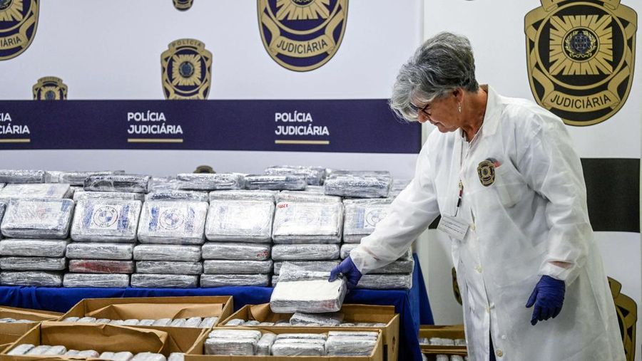 Polisi Portugal menyita 4,2 ton kokain yang disembunyikan di antara tumpukan pisang di sebuah kapal kargo. (AFP via Getty Images/PATRICIA DE MELO MOREIRA)