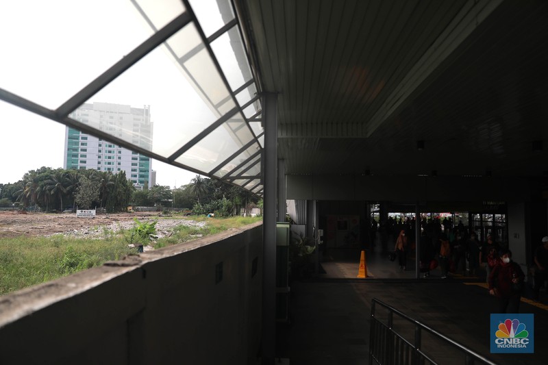 Suasana lahan kosong yang akan menjadi lokasi perluasan Stasiun Tanah Abang, Jakarta Pusat, Rabu (3/5/2023). CNBC Indonnesia/Muhammad Sabki