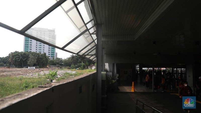 Suasana lahan kosong yang akan menjadi lokasi perluasan Stasiun Tanah Abang, Jakarta Pusat, Rabu (3/5/2023). CNBC Indonnesia/Muhammad Sabki