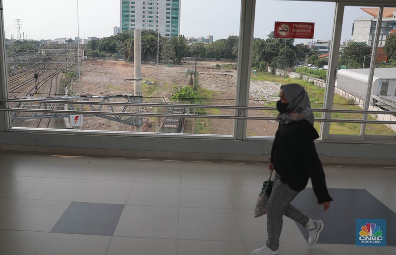 Suasana lahan kosong yang akan menjadi lokasi perluasan Stasiun Tanah Abang, Jakarta Pusat, Rabu (3/5/2023). CNBC Indonnesia/Muhammad Sabki