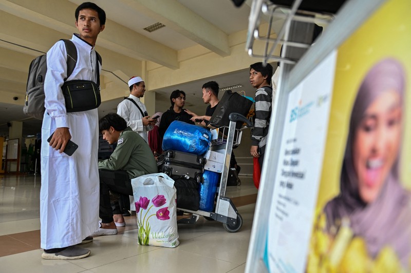 Seorang kerabat memeluk seorang pria (R), bagian dari sekelompok mahasiswa Indonesia yang dievakuasi dari Sudan yang dilanda konflik, setelah kedatangannya di Bandara Internasional Sultan Iskandar Muda di Blang Bintang, Provinsi Aceh pada 2 Mei 2023. - Sejak pertempuran pecah pada tanggal 15 April, beberapa pemerintah asing dari seluruh penjuru dunia telah mengorganisir konvoi jalan, pesawat terbang dan kapal untuk membawa ribuan warga negara mereka keluar dari Sudan, dan warga telah melarikan diri melalui darat ke negara tetangga. (CHAIDEER MAHYUDDIN/AFP via Getty Images)