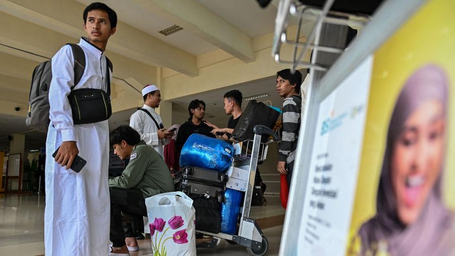 Seorang kerabat memeluk seorang pria (R), bagian dari sekelompok mahasiswa Indonesia yang dievakuasi dari Sudan yang dilanda konflik, setelah kedatangannya di Bandara Internasional Sultan Iskandar Muda di Blang Bintang, Provinsi Aceh pada 2 Mei 2023. - Sejak pertempuran pecah pada tanggal 15 April, beberapa pemerintah asing dari seluruh penjuru dunia telah mengorganisir konvoi jalan, pesawat terbang dan kapal untuk membawa ribuan warga negara mereka keluar dari Sudan, dan warga telah melarikan diri melalui darat ke negara tetangga. (CHAIDEER MAHYUDDIN/AFP via Getty Images)