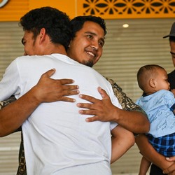 Peluk Haru Keluarga WNI Asal Aceh yang Dievakuasi dari Sudan