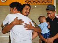 Peluk Haru Keluarga WNI Asal Aceh yang Dievakuasi dari Sudan