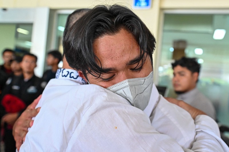 Seorang kerabat memeluk seorang pria (R), bagian dari sekelompok mahasiswa Indonesia yang dievakuasi dari Sudan yang dilanda konflik, setelah kedatangannya di Bandara Internasional Sultan Iskandar Muda di Blang Bintang, Provinsi Aceh pada 2 Mei 2023. - Sejak pertempuran pecah pada tanggal 15 April, beberapa pemerintah asing dari seluruh penjuru dunia telah mengorganisir konvoi jalan, pesawat terbang dan kapal untuk membawa ribuan warga negara mereka keluar dari Sudan, dan warga telah melarikan diri melalui darat ke negara tetangga. (CHAIDEER MAHYUDDIN/AFP via Getty Images)