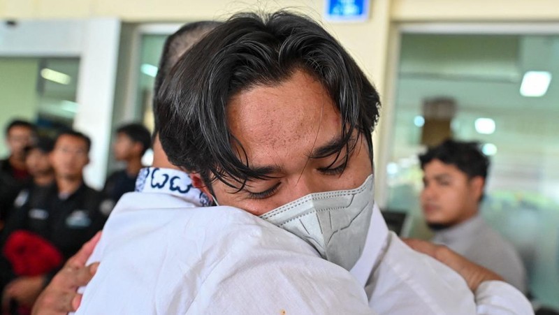 Seorang kerabat memeluk seorang pria (R), bagian dari sekelompok mahasiswa Indonesia yang dievakuasi dari Sudan yang dilanda konflik, setelah kedatangannya di Bandara Internasional Sultan Iskandar Muda di Blang Bintang, Provinsi Aceh pada 2 Mei 2023. - Sejak pertempuran pecah pada tanggal 15 April, beberapa pemerintah asing dari seluruh penjuru dunia telah mengorganisir konvoi jalan, pesawat terbang dan kapal untuk membawa ribuan warga negara mereka keluar dari Sudan, dan warga telah melarikan diri melalui darat ke negara tetangga. (CHAIDEER MAHYUDDIN/AFP via Getty Images)