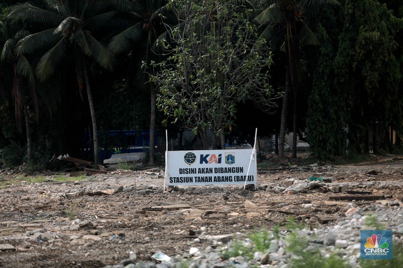 Suasana lahan kosong yang akan menjadi lokasi perluasan Stasiun Tanah Abang, Jakarta Pusat, Rabu (3/5/2023). Suasana lahan kosong yang akan menjadi lokasi perluasan Stasiun Tanah Abang, Jakarta Pusat, Rabu (3/5/2023). CNBC Indonnesia/Muhammad Sabki