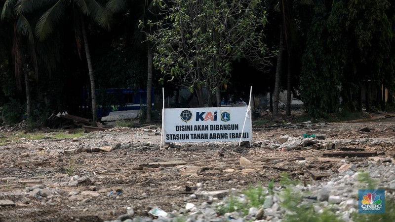 Suasana lahan kosong yang akan menjadi lokasi perluasan Stasiun Tanah Abang, Jakarta Pusat, Rabu (3/5/2023). CNBC Indonnesia/Muhammad Sabki