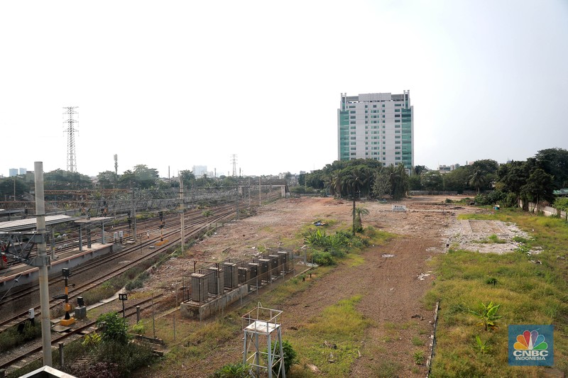 Suasana lahan kosong yang akan menjadi lokasi perluasan Stasiun Tanah Abang, Jakarta Pusat, Rabu (3/5/2023). Suasana lahan kosong yang akan menjadi lokasi perluasan Stasiun Tanah Abang, Jakarta Pusat, Rabu (3/5/2023). CNBC Indonnesia/Muhammad Sabki