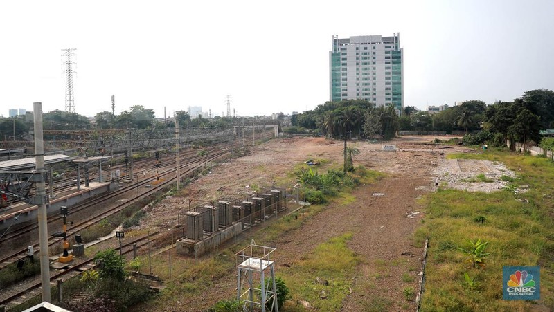 Suasana lahan kosong yang akan menjadi lokasi perluasan Stasiun Tanah Abang, Jakarta Pusat, Rabu (3/5/2023). CNBC Indonnesia/Muhammad Sabki