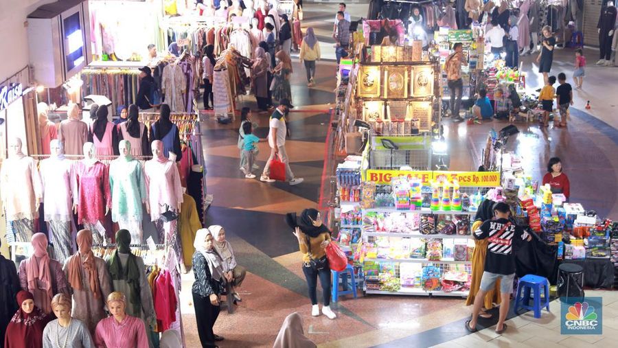 Suasana pengunjung saat berbelanja di Blok B, Pasar Tanah Abang, Jakarta Pusat, Rabu (3/5/2023). (CNBC Indonesia/Muhammad Sabki)