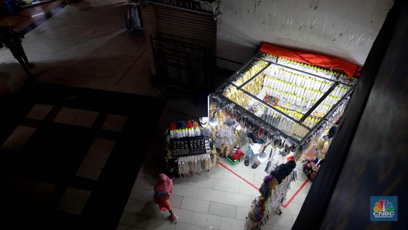 Suasana pengunjung saat berbelanja di Blok B, Pasar Tanah Abang, Jakarta Pusat, Rabu (3/5/2023). (CNBC Indonesia/Muhammad Sabki)