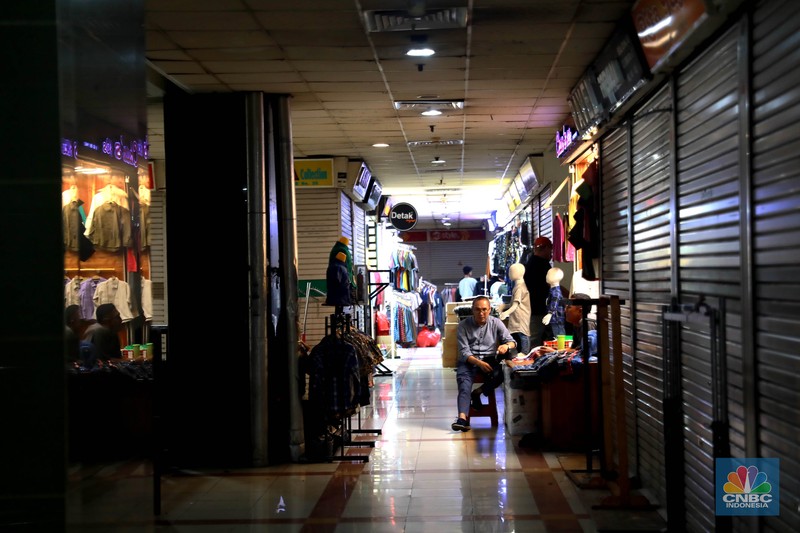 Suasana pengunjung saat berbelanja di Blok B, Pasar Tanah Abang, Jakarta Pusat, Rabu (3/5/2023). Suasana pengunjung saat berbelanja di Blok B, Pasar Tanah Abang, Jakarta Pusat, Rabu (3/5/2023). (CNBC Indonesia/Muhammad Sabki)