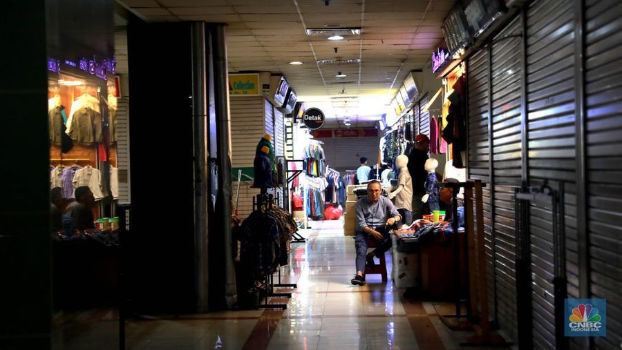 Suasana pengunjung saat berbelanja di Blok B, Pasar Tanah Abang, Jakarta Pusat, Rabu (3/5/2023). (CNBC Indonesia/Muhammad Sabki)