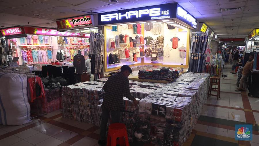 Suasana pengunjung saat berbelanja di Blok B, Pasar Tanah Abang, Jakarta Pusat, Rabu (3/5/2023). (CNBC Indonesia/Muhammad Sabki)