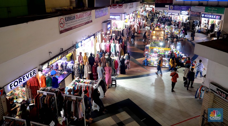 Suasana pengunjung saat berbelanja di Blok B, Pasar Tanah Abang, Jakarta Pusat, Rabu (3/5/2023). Suasana pengunjung saat berbelanja di Blok B, Pasar Tanah Abang, Jakarta Pusat, Rabu (3/5/2023). (CNBC Indonesia/Muhammad Sabki)