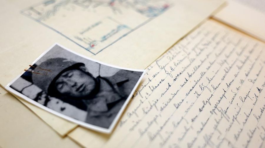Pekerja melakukan penggalian menggunakan alat berat pada lokasi penemuan harta rampasan Nazi yang terkubur di Desa Ommeren, Belanda, Senin (1/5/2023). AP Photo/Aleksandar Furtula
