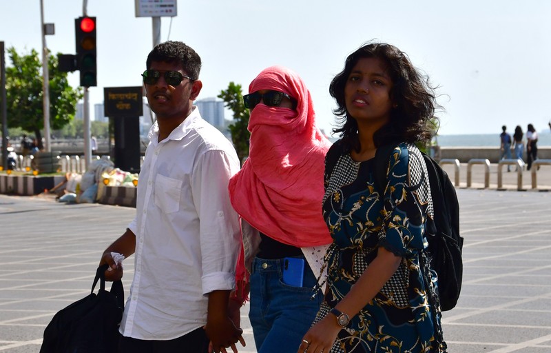 Seorang warga mengenakan jaket untuk menghindari cuaca panas di Mumbai, India, Selasa (2/5/2023). Seorang warga mengenakan jaket untuk menghindari cuaca panas di Mumbai, India, Selasa (2/5/2023). Bhushan Koyande/Hindustan Times via Getty Images