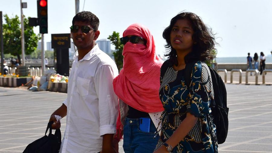Seorang warga mengenakan jaket untuk menghindari cuaca panas di Mumbai, India, Selasa (2/5/2023). Bhushan Koyande/Hindustan Times via Getty Images