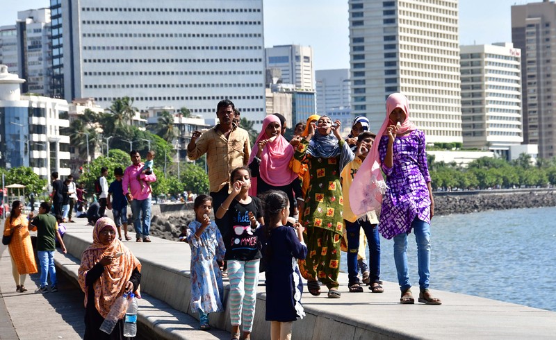 Seorang warga mengenakan jaket untuk menghindari cuaca panas di Mumbai, India, Selasa (2/5/2023). Seorang warga mengenakan jaket untuk menghindari cuaca panas di Mumbai, India, Selasa (2/5/2023). Bhushan Koyande/Hindustan Times via Getty Images