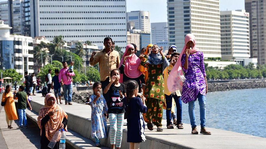 Seorang warga mengenakan jaket untuk menghindari cuaca panas di Mumbai, India, Selasa (2/5/2023). Bhushan Koyande/Hindustan Times via Getty Images