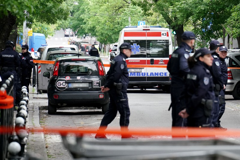 Jenazah para korban dibawa pergi di sekolah dasar 'Vladislav Ribnikar' pada 3 Mei 2023 di Beograd, Serbia. Setidaknya delapan siswa dan seorang penjaga keamanan tewas dalam penembakan pagi ini di sekolah tersebut. Seorang remaja laki-laki kemudian ditangkap sehubungan dengan serangan itu. Jenazah para korban dibawa pergi di sekolah dasar 'Vladislav Ribnikar' pada 3 Mei 2023 di Beograd, Serbia. Setidaknya delapan siswa dan seorang penjaga keamanan tewas dalam penembakan pagi ini di sekolah tersebut. Seorang remaja laki-laki kemudian ditangkap sehubungan dengan serangan itu. (Srdjan Stevanovic/Getty Images)