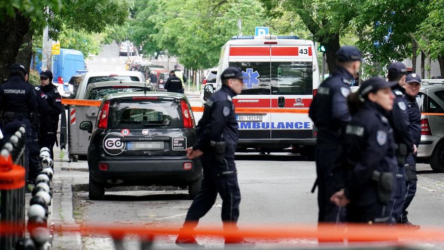 Jenazah para korban dibawa pergi di sekolah dasar 'Vladislav Ribnikar' pada 3 Mei 2023 di Beograd, Serbia. Setidaknya delapan siswa dan seorang penjaga keamanan tewas dalam penembakan pagi ini di sekolah tersebut. Seorang remaja laki-laki kemudian ditangkap sehubungan dengan serangan itu. (Srdjan Stevanovic/Getty Images)