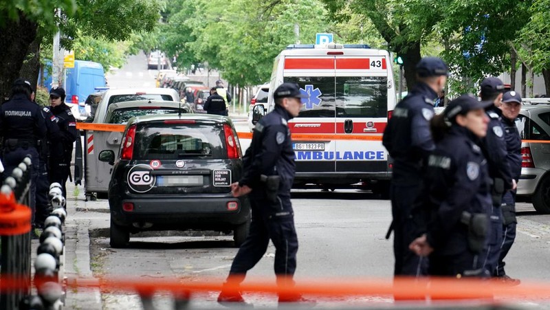 Jenazah para korban dibawa pergi di sekolah dasar 'Vladislav Ribnikar' pada 3 Mei 2023 di Beograd, Serbia. Setidaknya delapan siswa dan seorang penjaga keamanan tewas dalam penembakan pagi ini di sekolah tersebut. Seorang remaja laki-laki kemudian ditangkap sehubungan dengan serangan itu. (Srdjan Stevanovic/Getty Images)