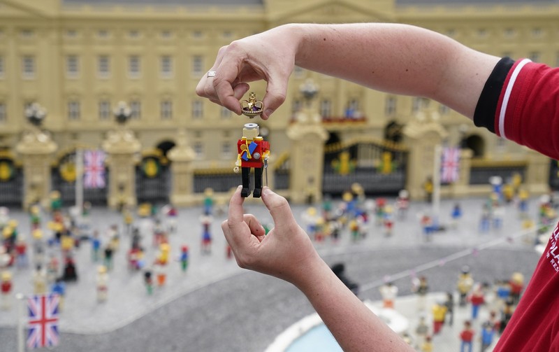 Daniel Anderson menyelesaikan pembuatan miniatur adegan penobatan Raja Charles III dan Ratu Camilia di balkon Istana Buckingham, London, Inggris, Rabu (26/4/2023). Daniel Anderson
menyelesaikan pembuatan miniatur adegan penobatan Raja Charles III dan Ratu Camilia di balkon Istana Buckingham, London, Inggris, Rabu (26/4/2023). (PA Images via Getty Images)