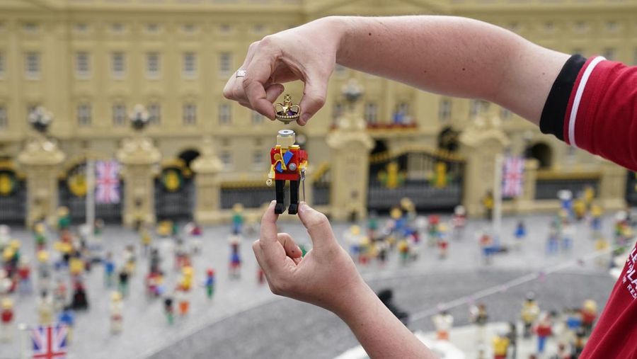 Daniel Anderson
menyelesaikan pembuatan miniatur adegan penobatan Raja Charles III dan Ratu Camilia di balkon Istana Buckingham, London, Inggris, Rabu (26/4/2023). (PA Images via Getty Images)